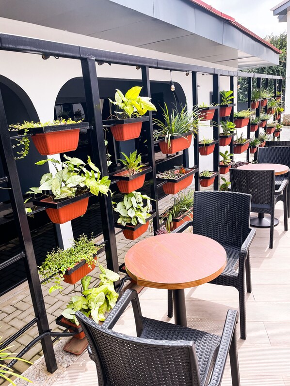 Outdoor dining - The  address hotel (Abuja)