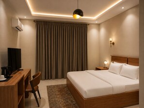 Egyptian cotton sheets, premium bedding, desk, laptop workspace - The  address hotel (Abuja)