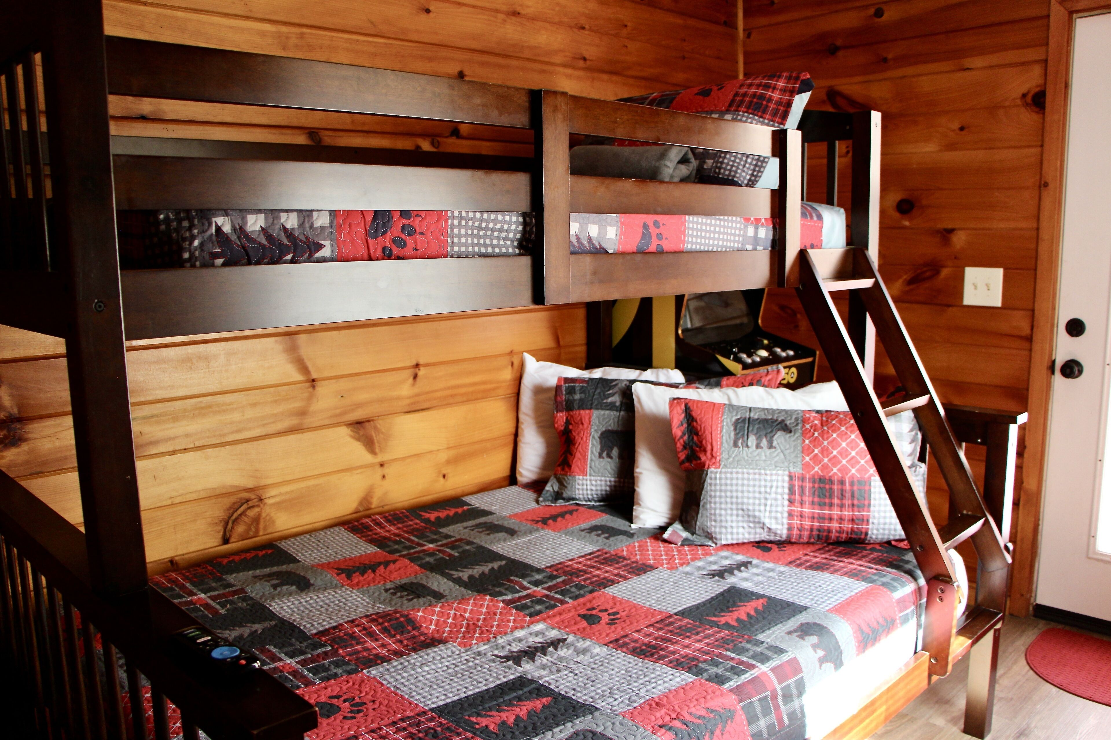 2 quartos, ferros/tábuas de passar roupa, berço de viagem