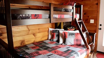 2 quartos, ferros/tábuas de passar roupa, berço de viagem