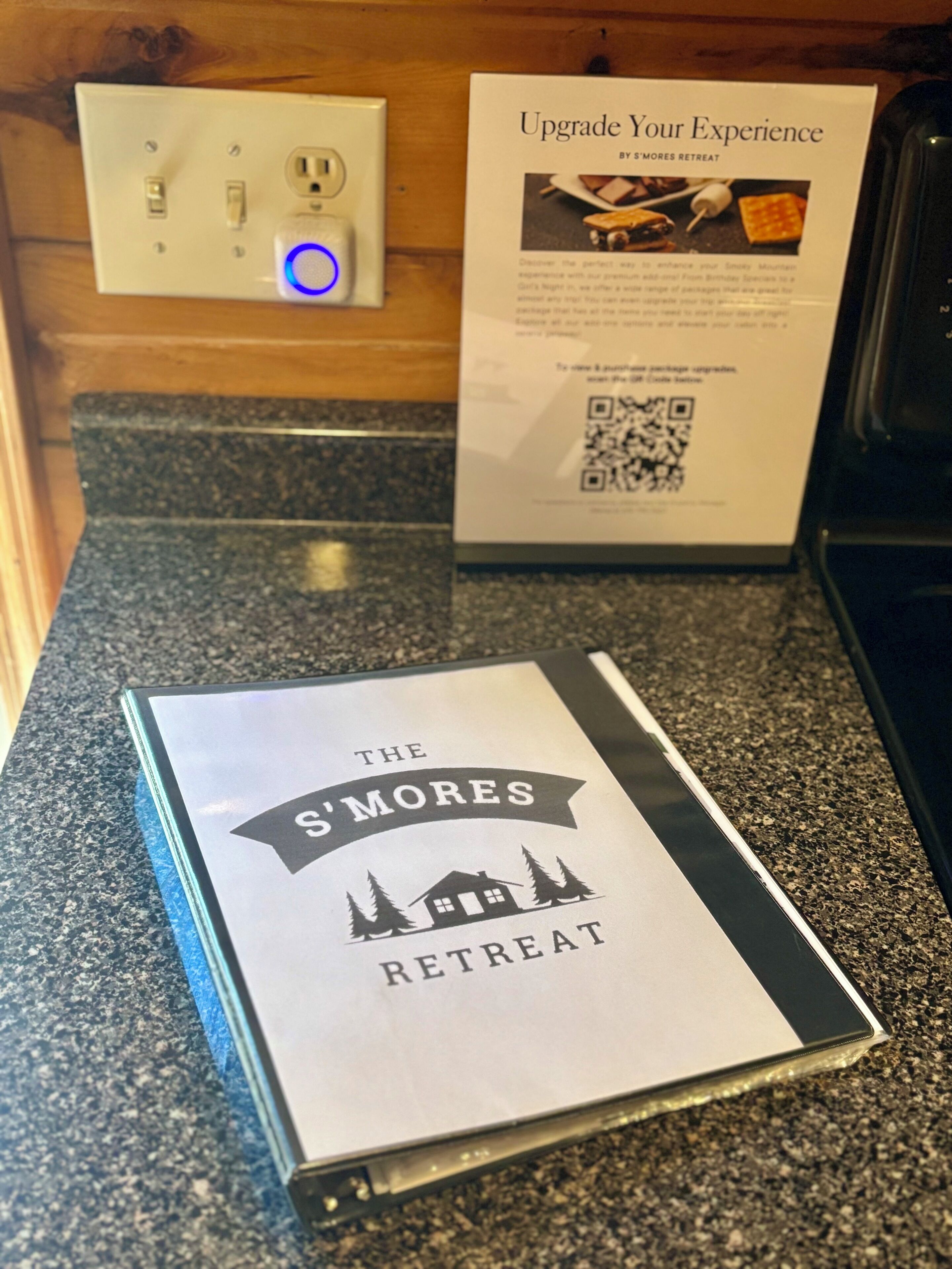 Une brochure intitulée « La retraite gourmande : les s'mores » est posée sur un plan de travail en granit.