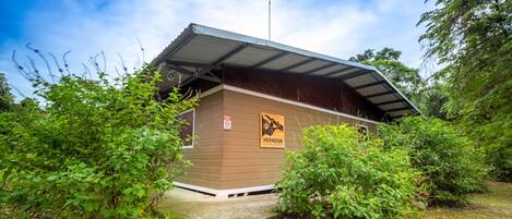 Vista frontal de la propiedad