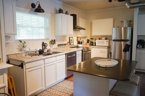 Kylskåp, mikrovågsugn, ugn och spishäll