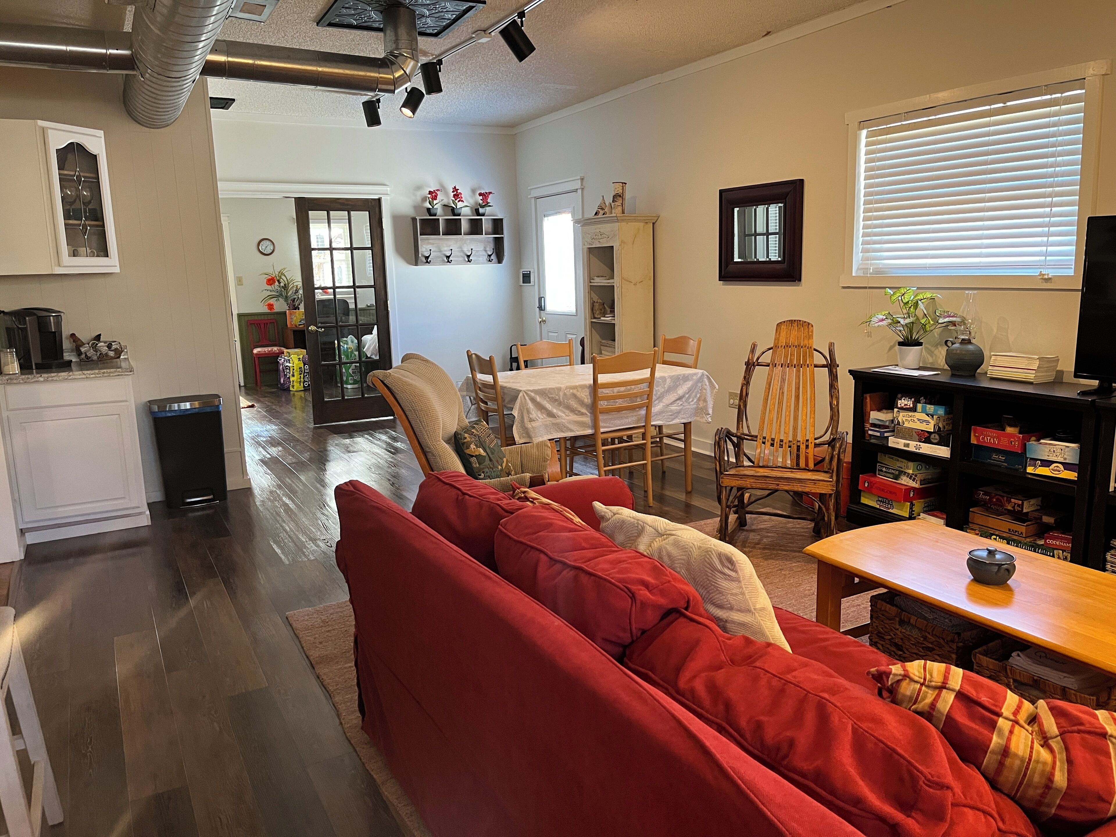 Smart TV, fireplace, books, video library