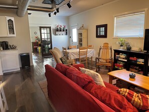 Smart TV, chimenea, libros y videoteca 