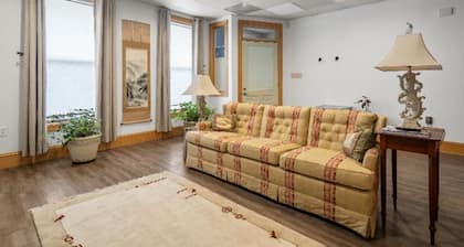 Beautifully Renovated Downtown Flat: Japanese Decor #2