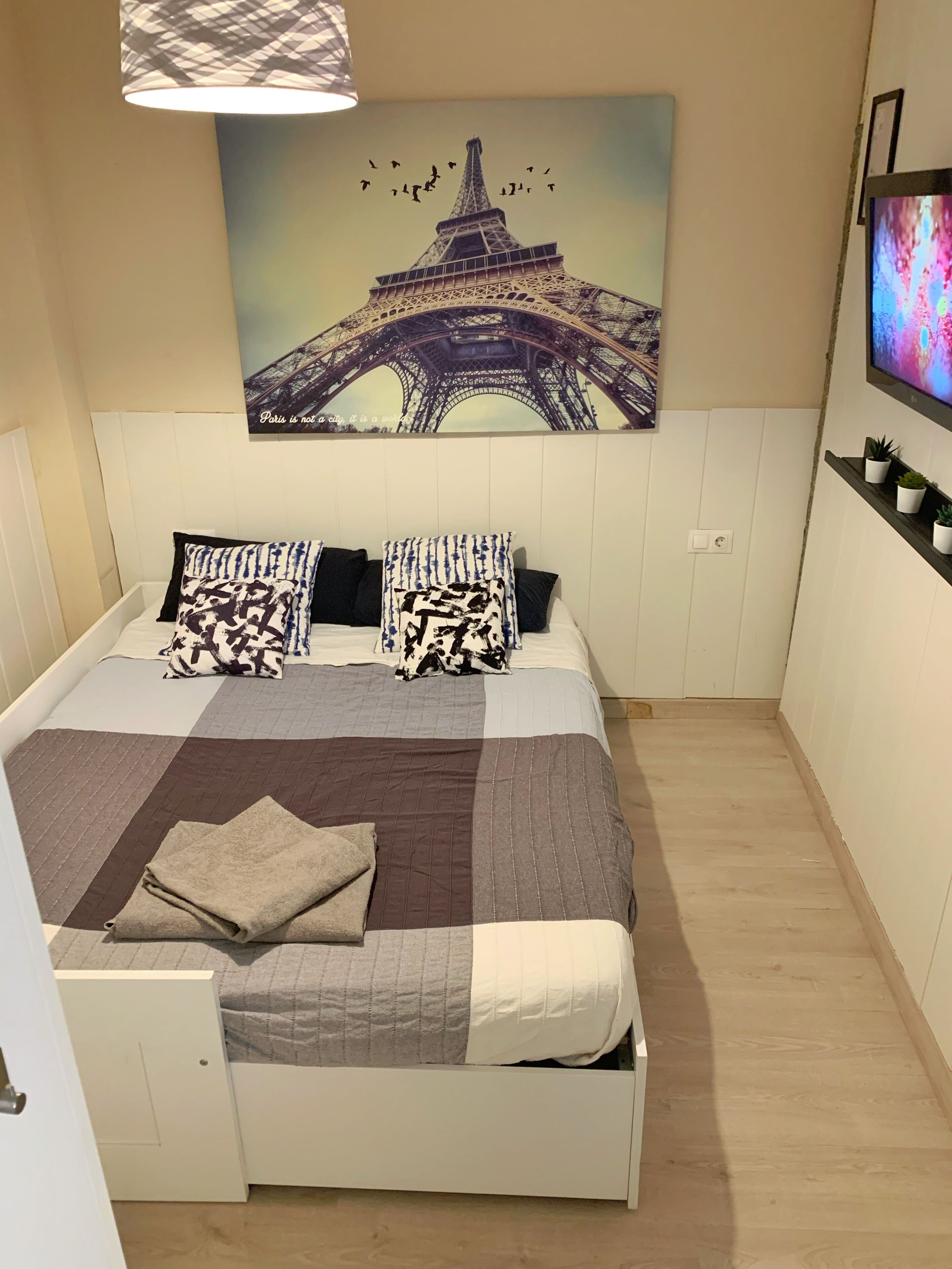 1 chambre, bureau, fer et planche à repasser, Wi-Fi