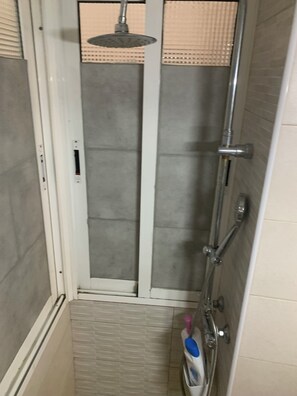 Dusche, Handtücher, Seife, Shampoo
