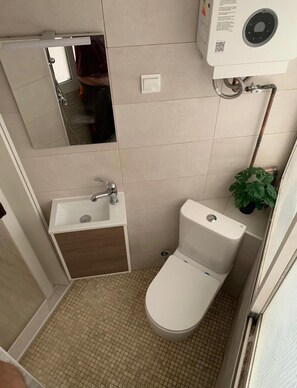 Dusj, håndklær, såpe og sjampo