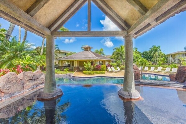 Una piscina al aire libre