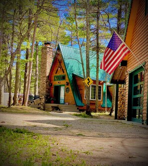 Exterior - Cozy Cabin nestled in the woods on all season road seconds from the trail system (Paradise)