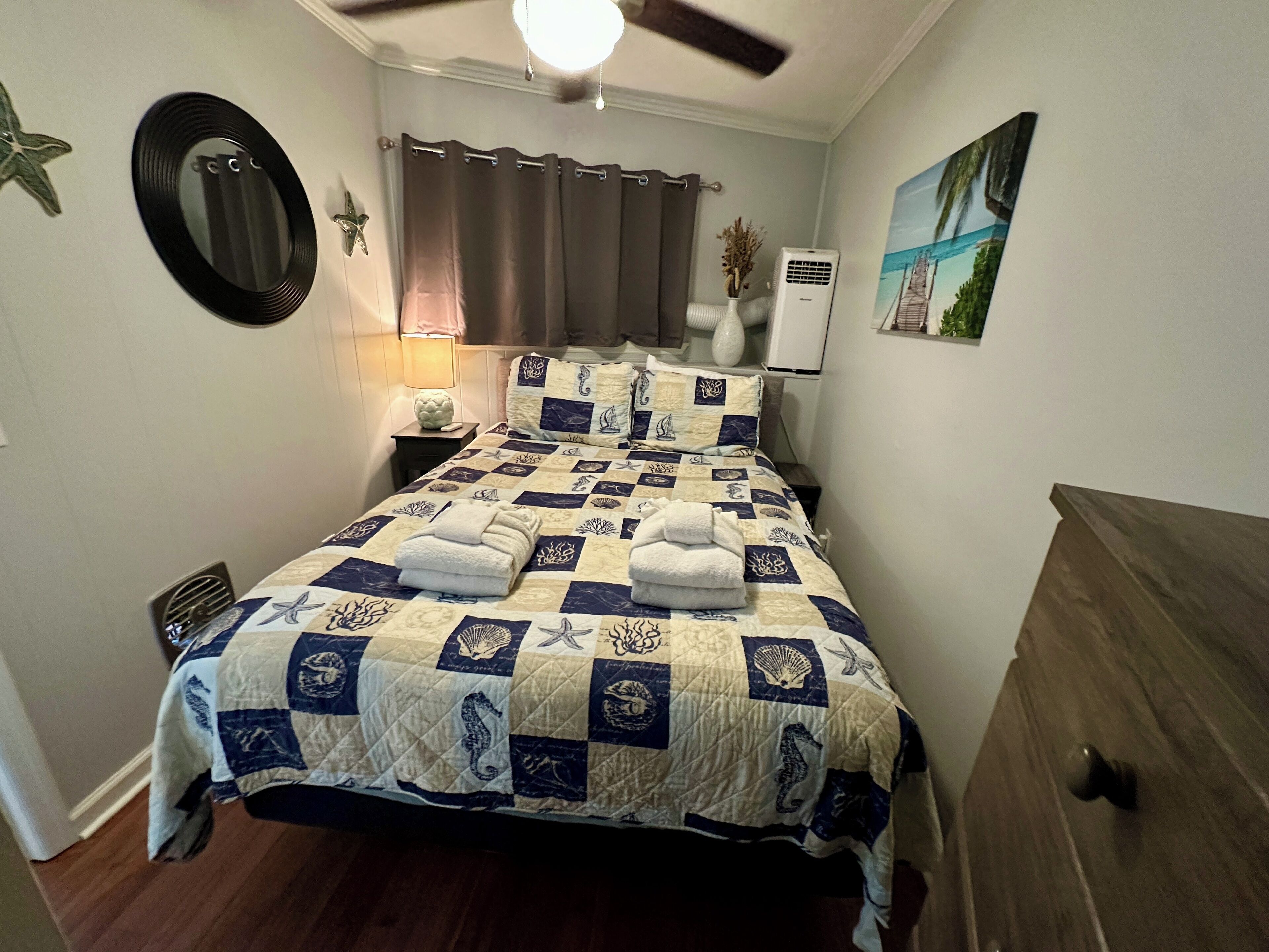 1 habitación, tabla de planchar con plancha, wifi gratis y ropa de cama 