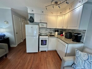 Kjøleskap, mikrobølgeovn, ovn og kokeplater