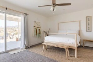 1 bedroom, desk, travel crib, free WiFi - Modern • Hot Tub • Desert Views • Hammocks • Fire Pit • Game Room • EV Charger (Joshua Tree)