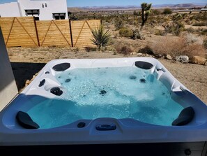Outdoor spa tub - Modern • Hot Tub • Desert Views • Hammocks • Fire Pit • Game Room • EV Charger (Joshua Tree)