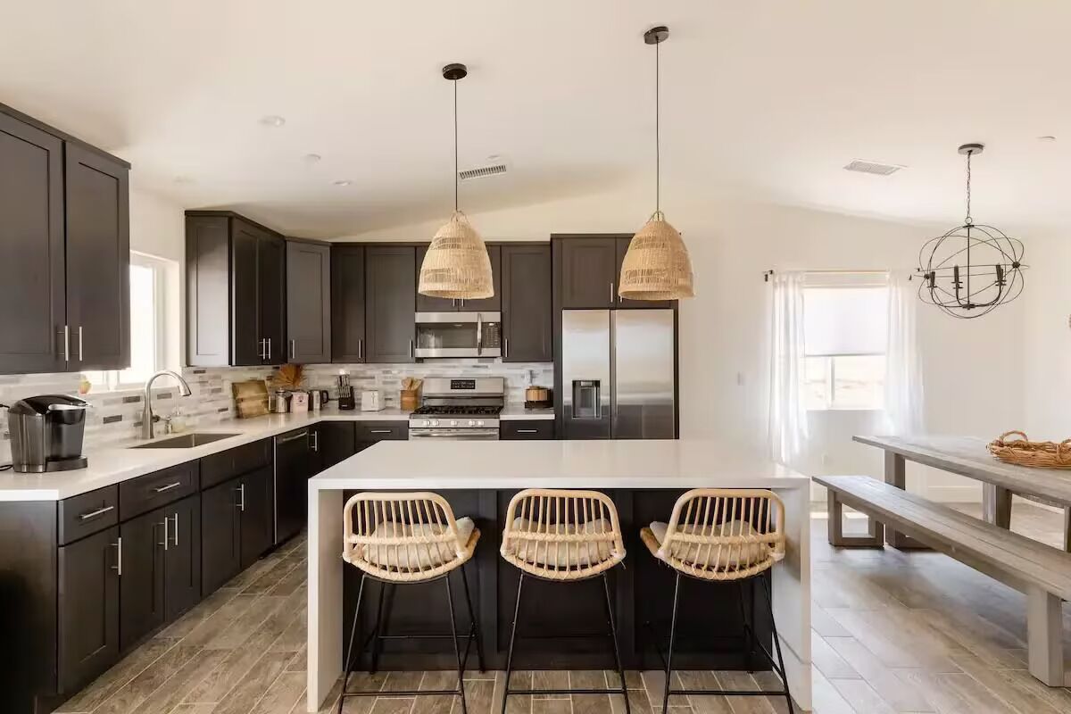 冷蔵庫、電子レンジ、オーブン、コンロ