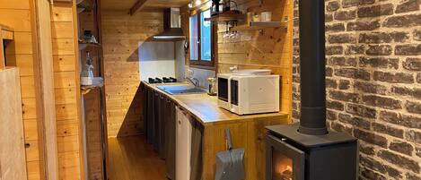 Geladeira, micro-ondas, cooktop, cafeteira/chaleira