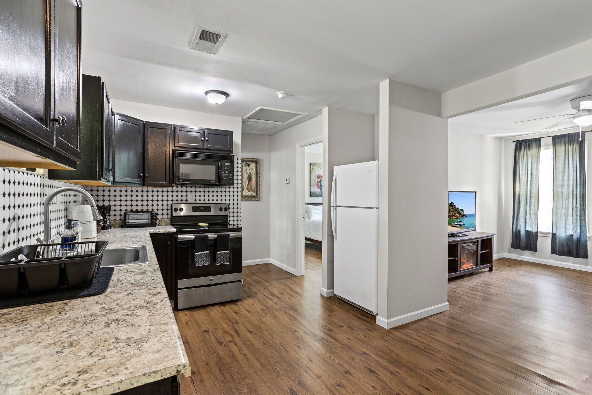 Réfrigérateur, micro-ondes, four, plaque de cuisson