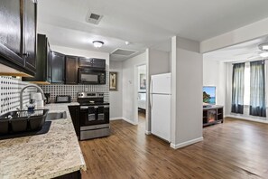 Een koelkast, een magnetron, een oven, een kookplaat