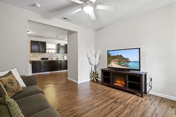 Een smart-tv en een open haard