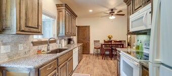 Cozy Checotah Retreat w/ Deck Near Eufaula Lake