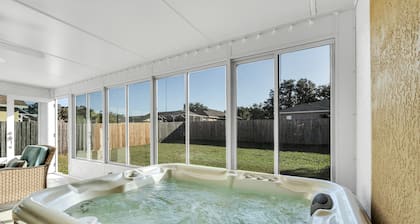 Beautiful home. Free parking, hot tub, laundry, 2 king beds, great for families.