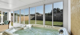 Beautiful home. Free parking, hot tub, laundry, 2 king beds, great for families.