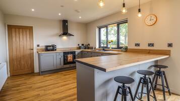 Peti sejuk, mesin basuh pinggan mangkuk, cerek elektrik, pembakar roti