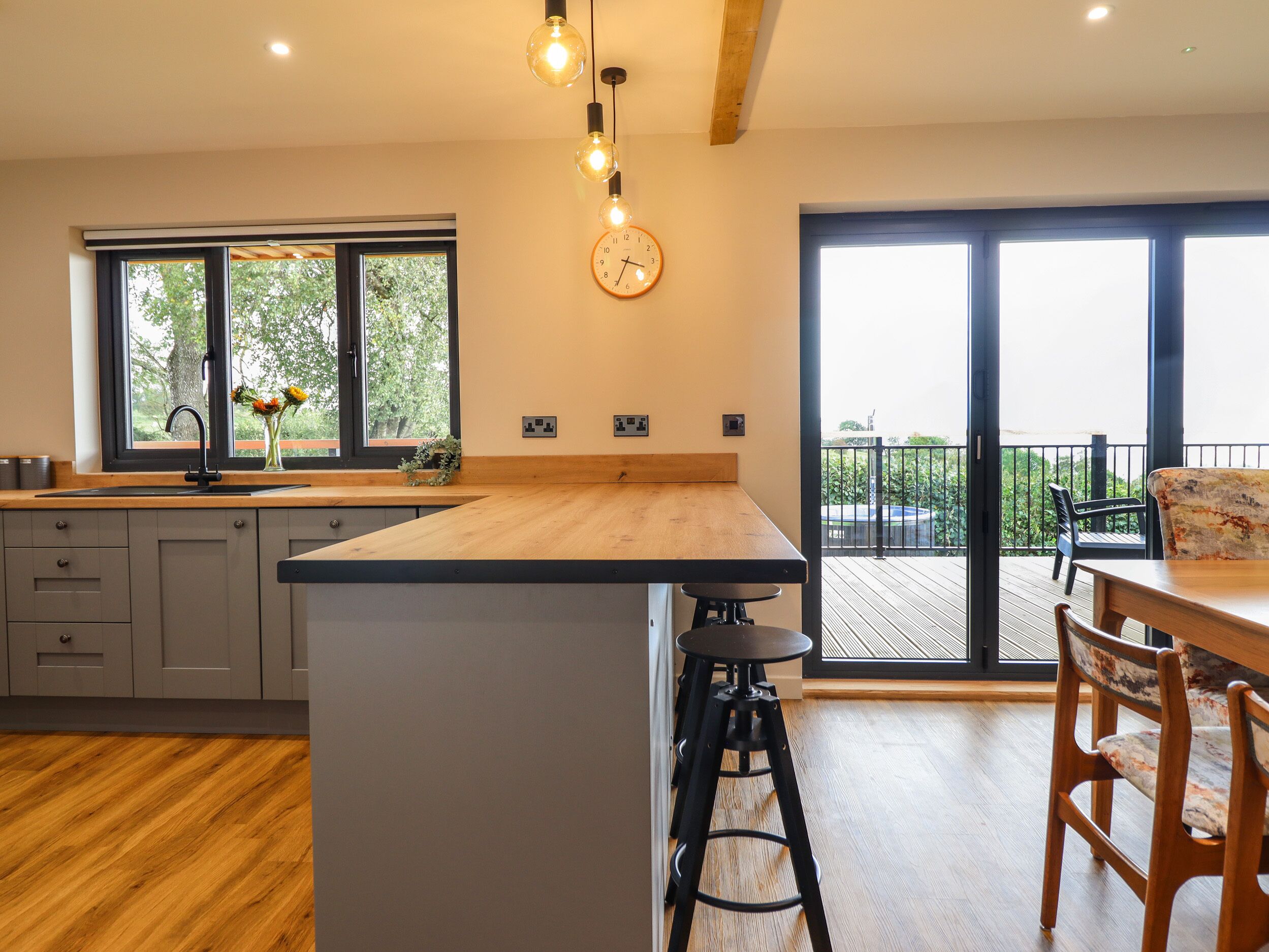 冷蔵庫、食器洗い機、電気ポット、トースター