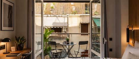 Artículos del minibar gratis, cortinas blackout y insonorización