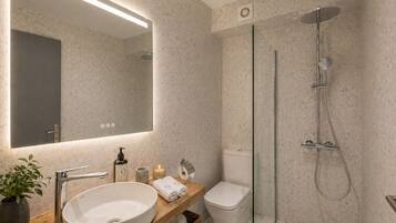 The Q Cozy | Badezimmer | Regendusche, Haartrockner, Handtücher