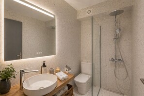 The Q Cozy | Badezimmer | Regendusche, Haartrockner, Handtücher