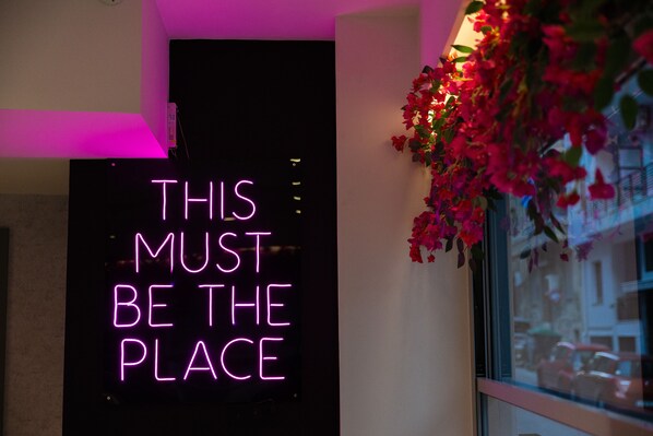 Bar (on property) - The Q Hotel (Athens)