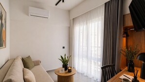عناصر مجانية داخل الميني بار وستائر تعتيم وتجهيزات عازلة للصوت