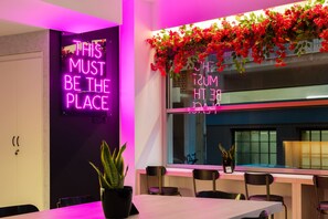 Bar (on property) - The Q Hotel (Athens)