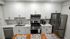 Frigorífico, horno, placa de cocina y lavavajillas
