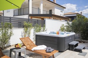Outdoor spa tub - Villa Gusto (Vodnjan)