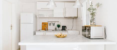 Refrigerador, microondas, horno y parrilla de estufa