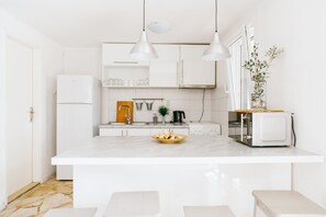 Een koelkast, een microgolfoven, een oven, een kookplaat