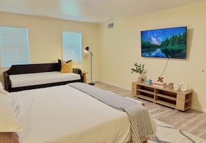 4 makuuhuonetta, työpöytä, ilmainen Wi-Fi, vuodevaatteet