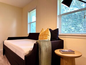 4 bedrooms, desk, free WiFi, bed sheets