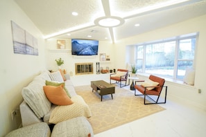 Smart TV, chimenea y videojuegos