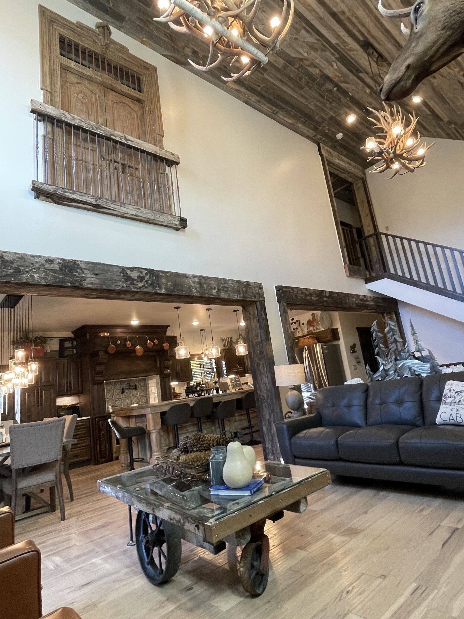 Smart TV, chimenea, videojuegos y tenis de mesa 