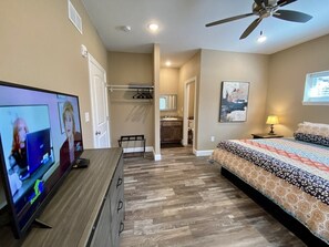 8 dormitoris, planxa i posts de planxar i un bressol de viatge 