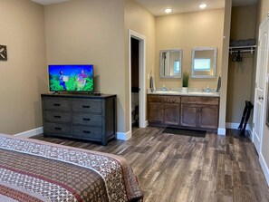 8 bedrooms, iron/ironing board, travel crib, free WiFi - YEP💦HOTTUB 🔥FIREPIT🎱POOLTABLE🎯INTOWN🎸SHOWS🎡FUN❤️LUV (Branson)