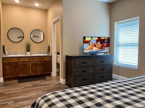 8 chambres, fer et planche à repasser, lit de bébé portatif