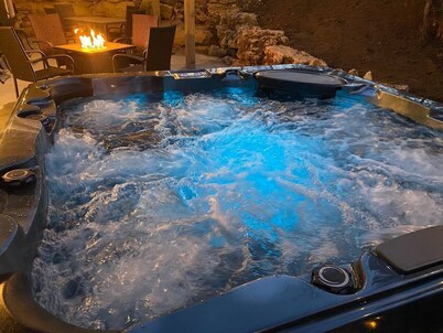 YEP💦HOTTUB 🔥FIREPIT🎱POOLTABLE🎯INTOWN🎸SHOWS🎡FUN❤️LUV