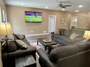 Smart TV, fireplace, video games, DVD player - YES! 🎸FamilyPlace 🏊‍♀️POOL/WaterFall💦HOTTUB 🔥FIREPIT🎱POOLTABLE⚡EV🎡FUN❤️LUV (Branson)