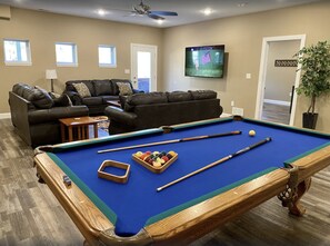 Smart TV, chimenea, videojuegos, reproductor de DVD