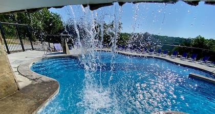 NEW 🎸FamilyPlace 🏊♀️POOL/WaterFall💦HOTTUB 🔥FIREPIT🎱POOLTABLE⚡EV🎡FUN❤️LUV